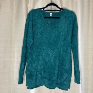 women’s  pullover sweater Large V-Neck long sleeve soft fuzzy texture green